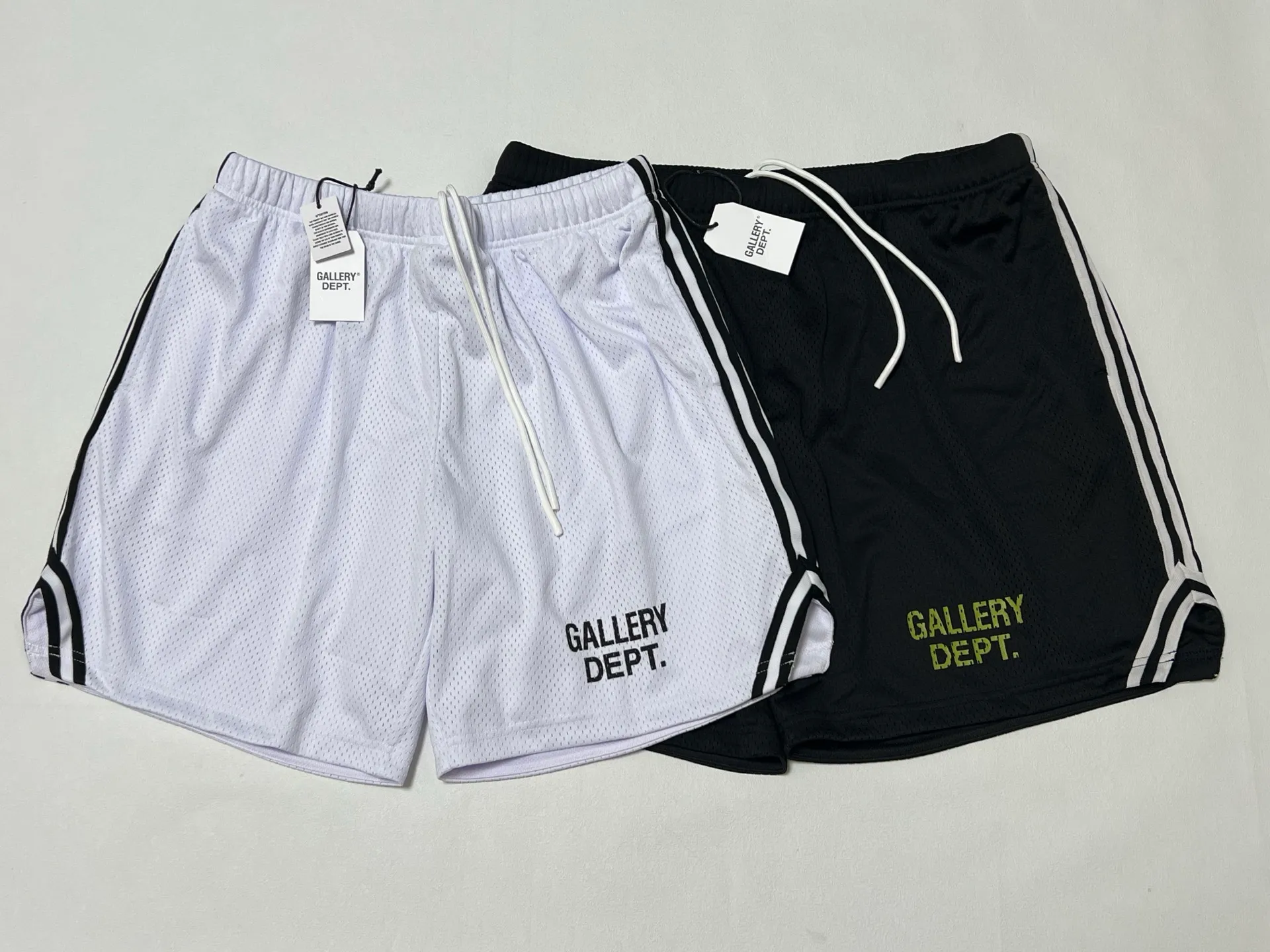 GALLERY DEPT. VENICE COURT SHORTS English mesh shorts Logo webbing wide-leg basketball shorts Black and white S-XL Original molding Loose wide-leg version American boys' first choice Breathable mesh fabric Superimposed soft material inside Comfortable and easy to match Custom-woven original consistent webbing/main mark/component wash mark Details are enlarged to follow